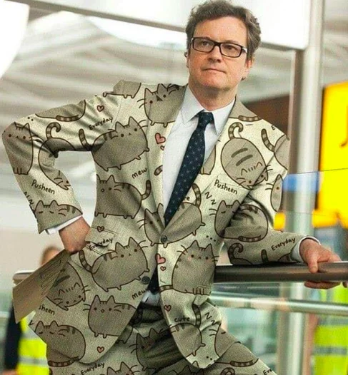 Colin Firth in completo fa miao
